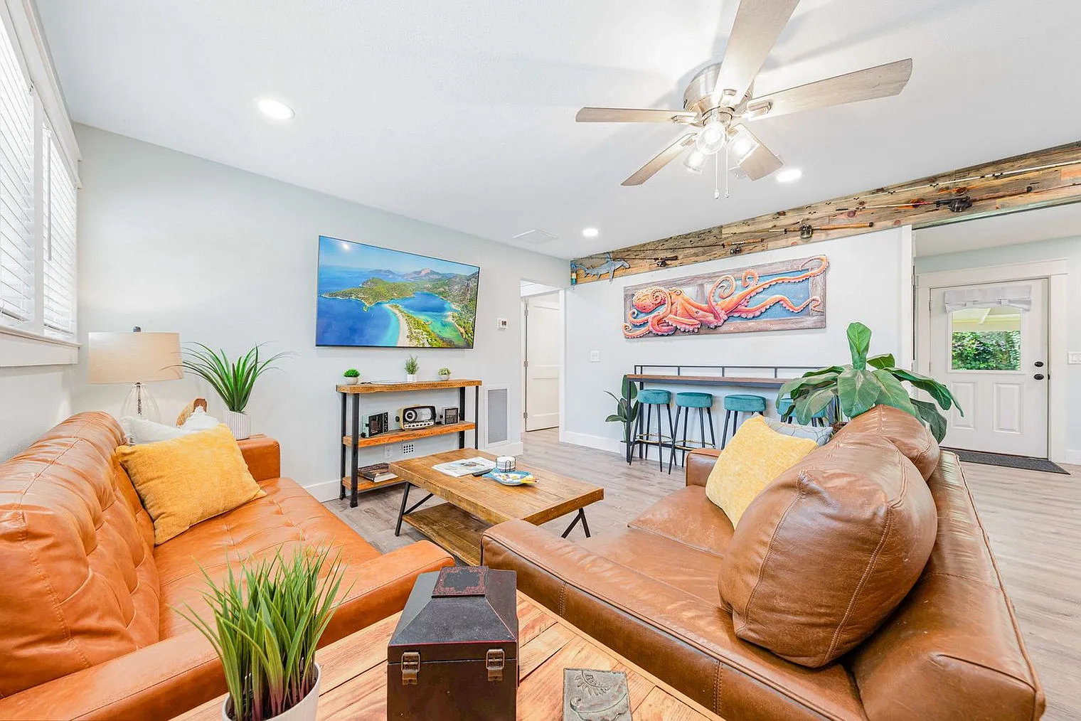 3 bed, 2.0 bath, 16953 sqft, $3,658 — Photo 1