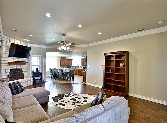 5th image of 817 Great Waters Dr
