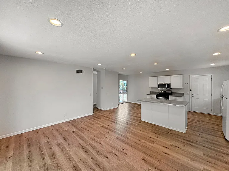 552 Luna Dr — Photo 5