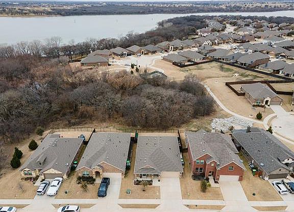 2nd image of 2016 Lake Vista Dr