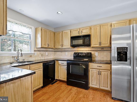 5th image of 1 Lexington Ct