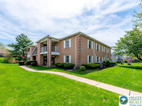 2675 Rolling Green Dr, Macungie, PA 18062