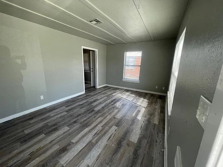 1015 E Arkansas St — Photo 2