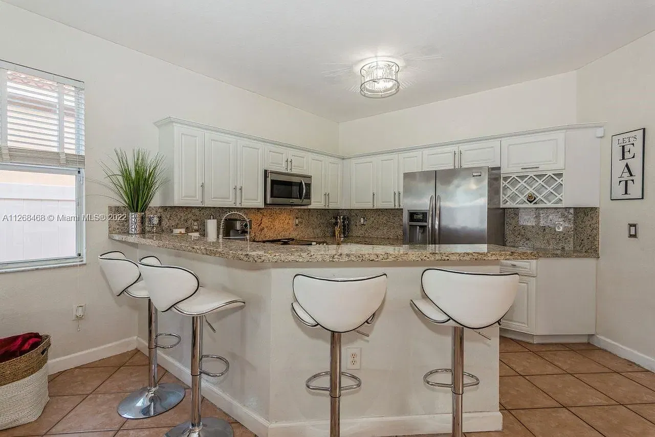 3 bed, 2052 sqft, $3,300 — Photo 4