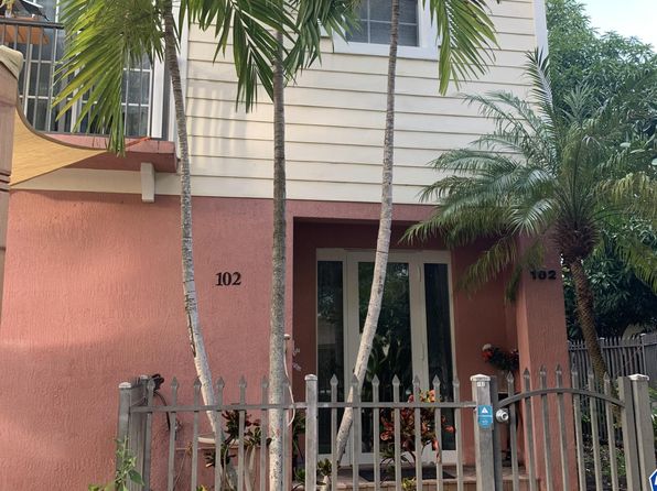 3213 NE 5th St APT 102