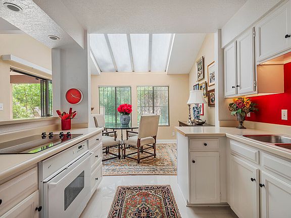 4th image of 10316 Las Casitas St NE