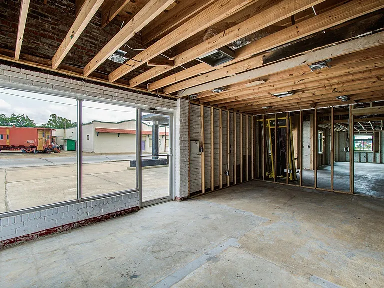 401 E Main St — Photo 11