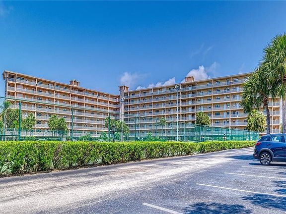 4th image of 19451 Gulf Blvd #Penthouse 6