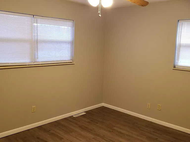 2568 Robin Cir — Photo 11