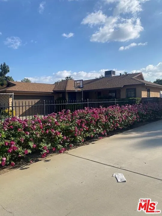 4 bed, 2.0 bath, 2021 sqft, $4,000 — Photo 2