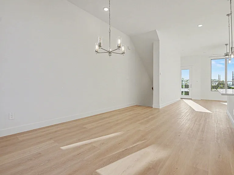 2524 Havenhurst St #102 — Photo 6