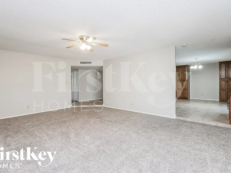 614 E Greenway Dr — Photo 4