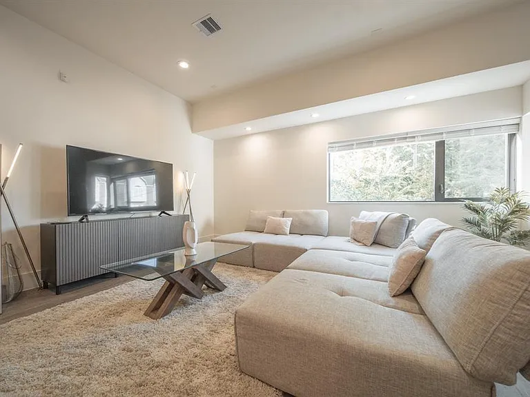 2212 Francis St — Photo 12