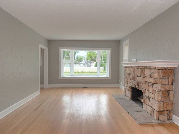 3rd image of 901 S Yale Ave