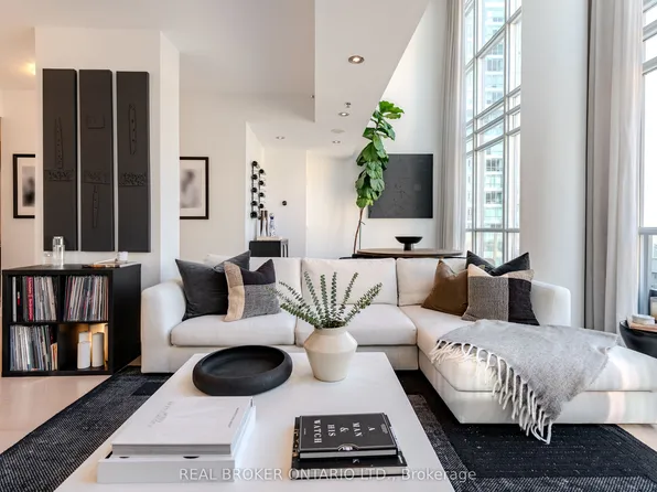 21 Nelson St #Lph22, Toronto, ON M5V 3H9