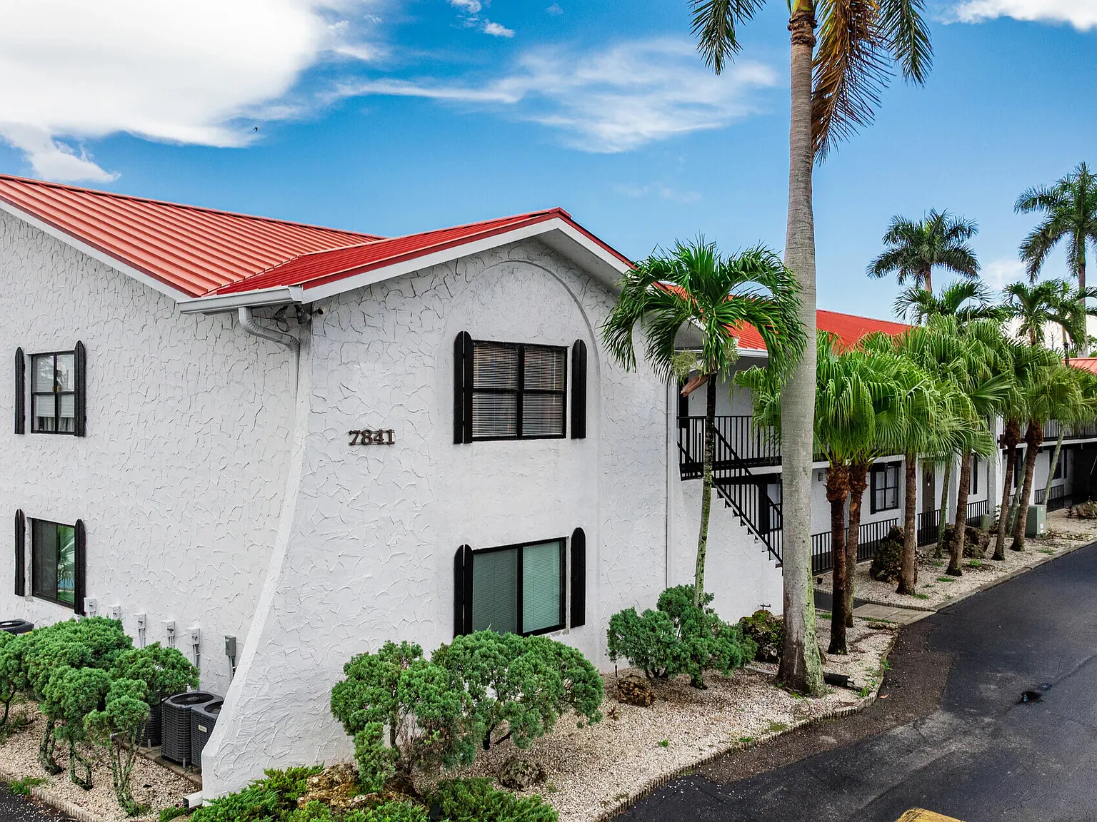 Coral Harbor Apartments — Photo 3