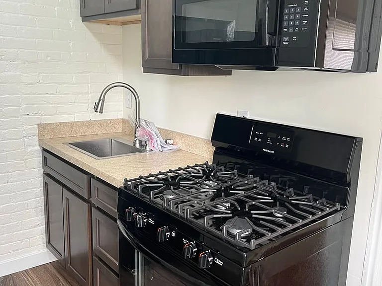 326 E Broad St — Photo 4