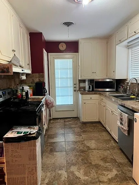 3 bed, 2.0 bath, 1387 sqft, $1,900 — Photo 4