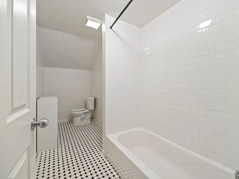627 Library Pl — Photo 6