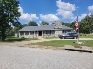 903 N Park Ave, Bolivar, MO 65613