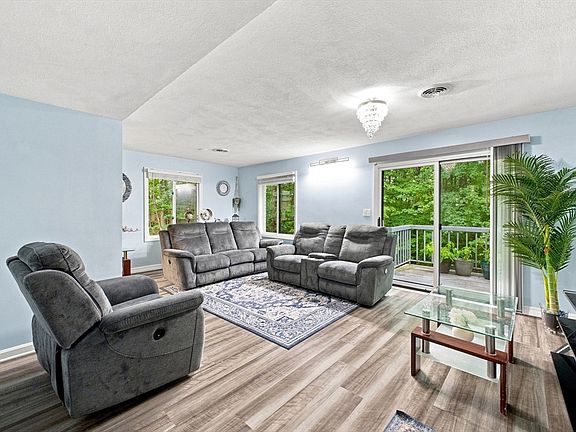 4th image of 95 Commons Dr APT 107
