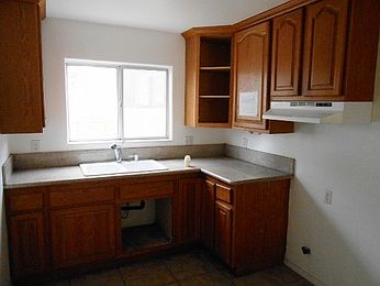 2nd image of 923 W 50th St