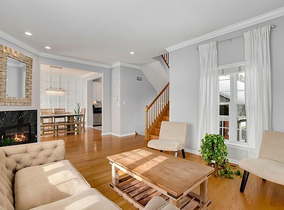 3rd image of 3827 N Milwaukee Ave Unit F