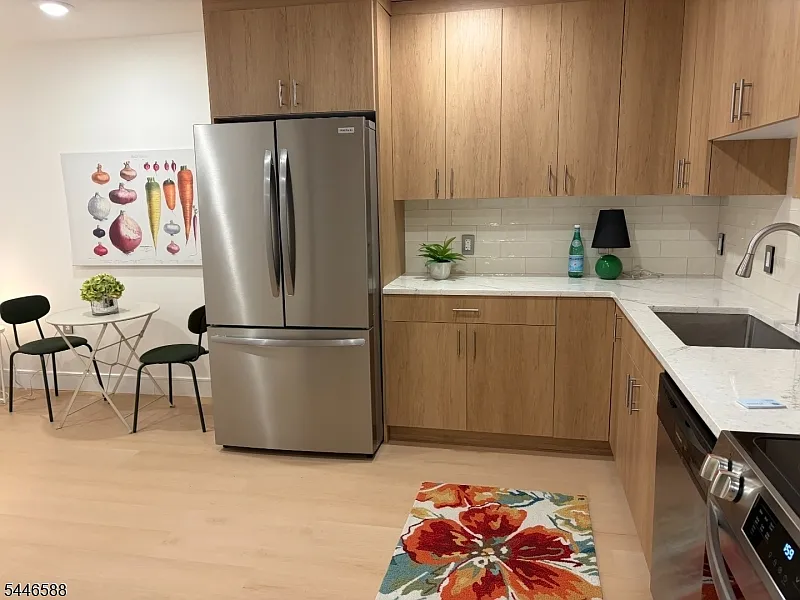 2 bed, 1.0 bath, $3,900 — Photo 2