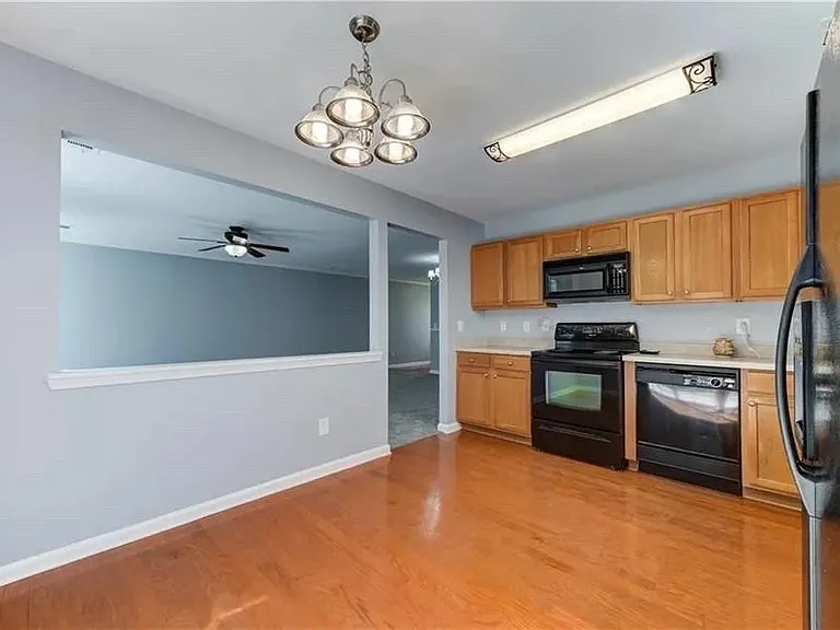 2820 Mayfair Dr — Photo 7