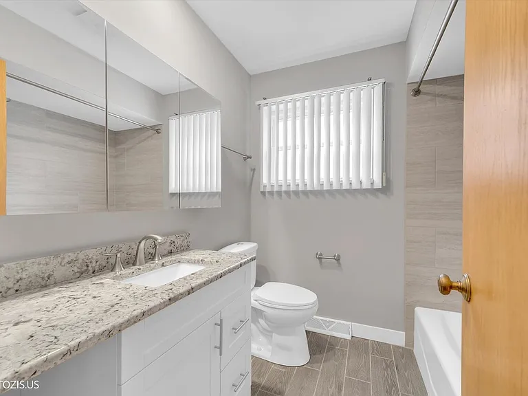4043 N Wagner Ave — Photo 26