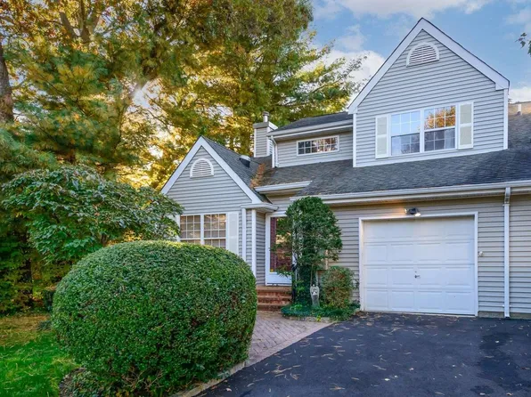 93 Mystic Circle #93, Bay Shore, NY 11706