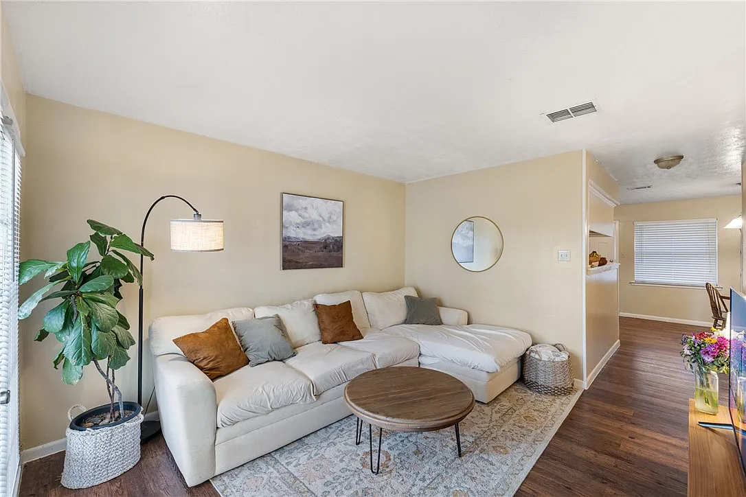 2 bed, 1.5 bath, 1088 sqft, $1,300 — Photo 4