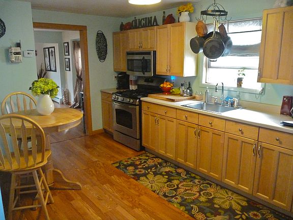 Kitchen Lots of cabinets