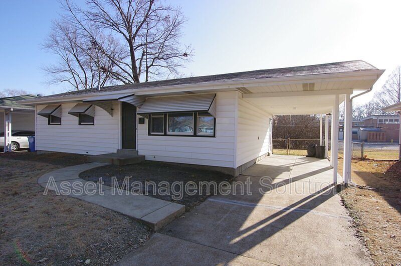 1st image of 20 Manor Dr