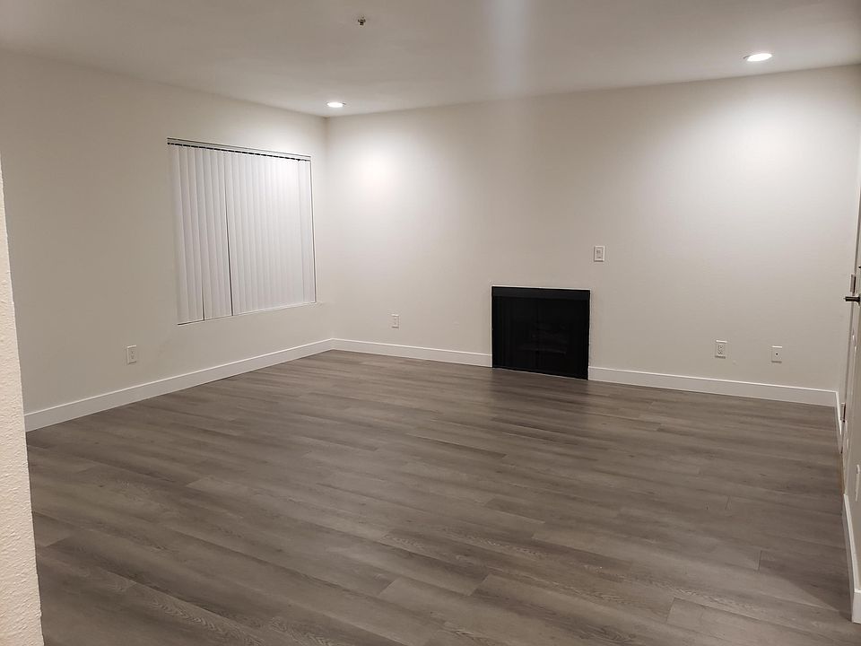 LIVING ROOM WITH GAS FIREPLACE