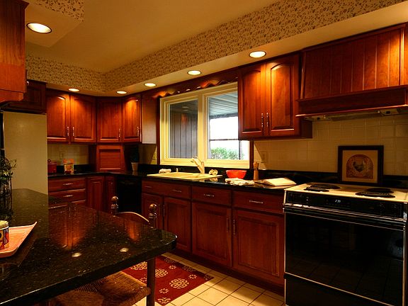 Gourmet Kitchen w/ Granite