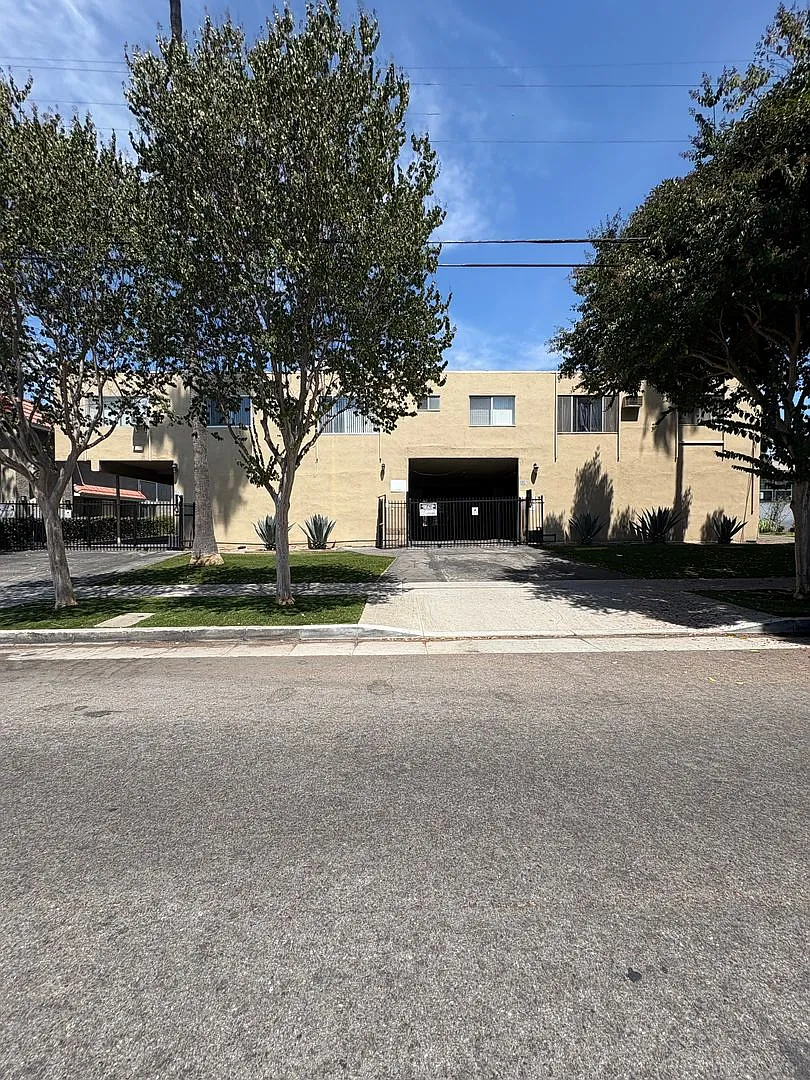 225 W. Palmetto Dr — Photo 3