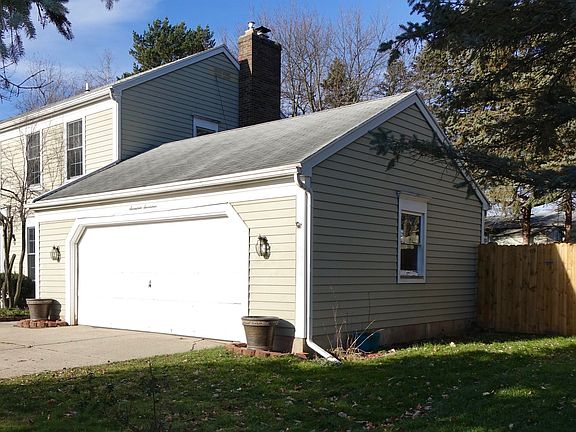3rd image of 1717 Lockmere Dr SE