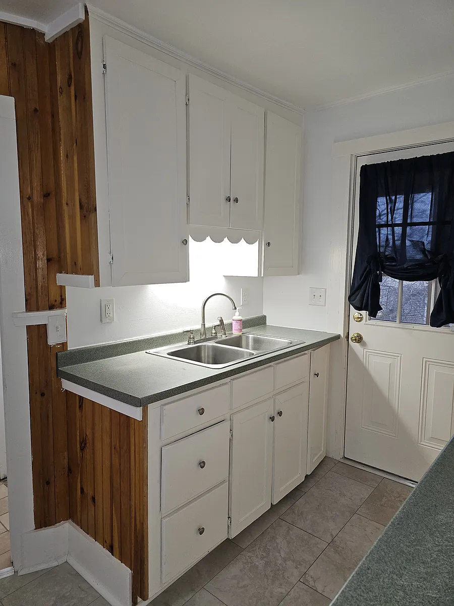 Building Photo - 12 Maple St #B