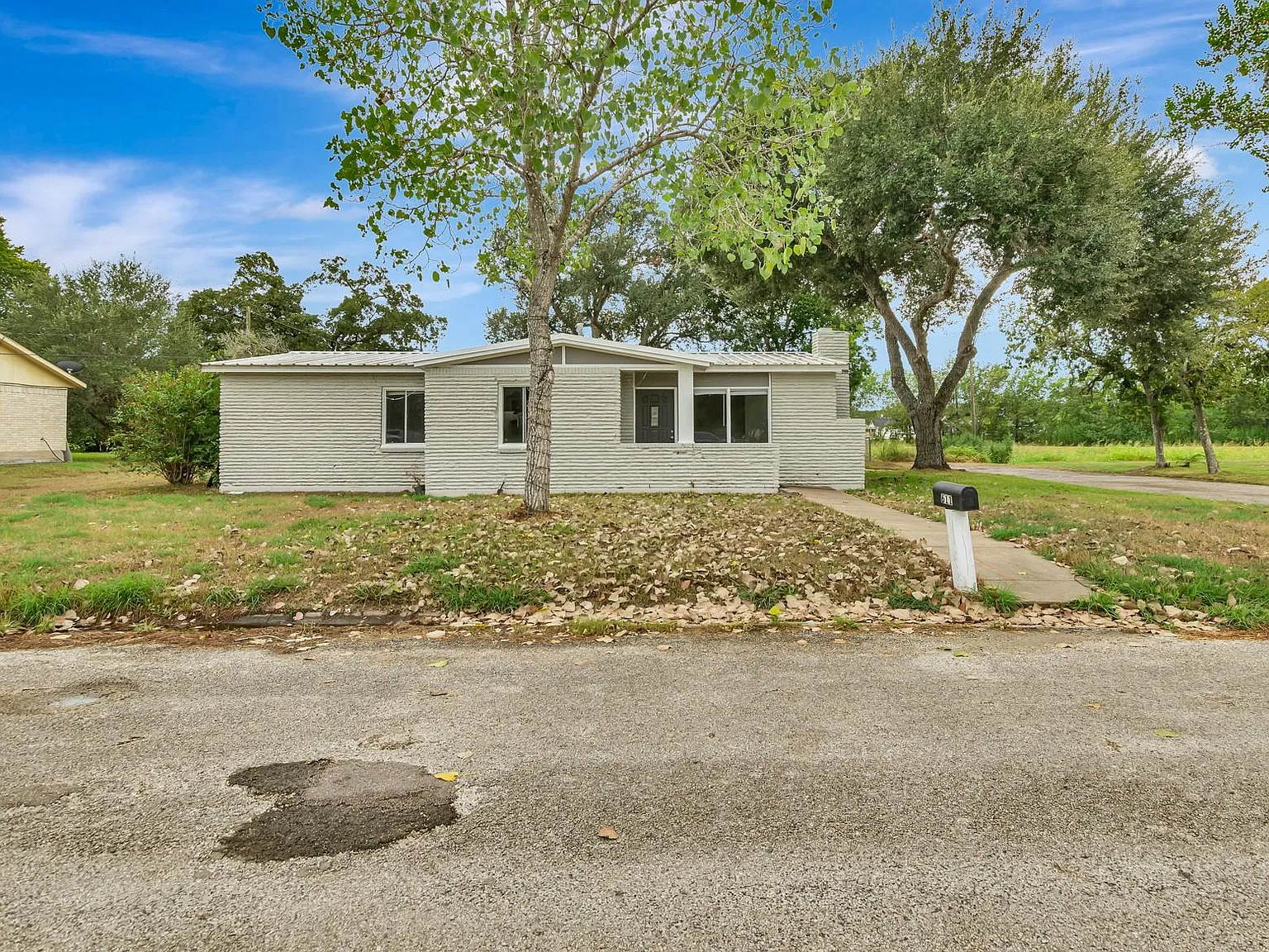 3 bed, 2.0 bath, 1411 sqft, $1,500 — Photo 2