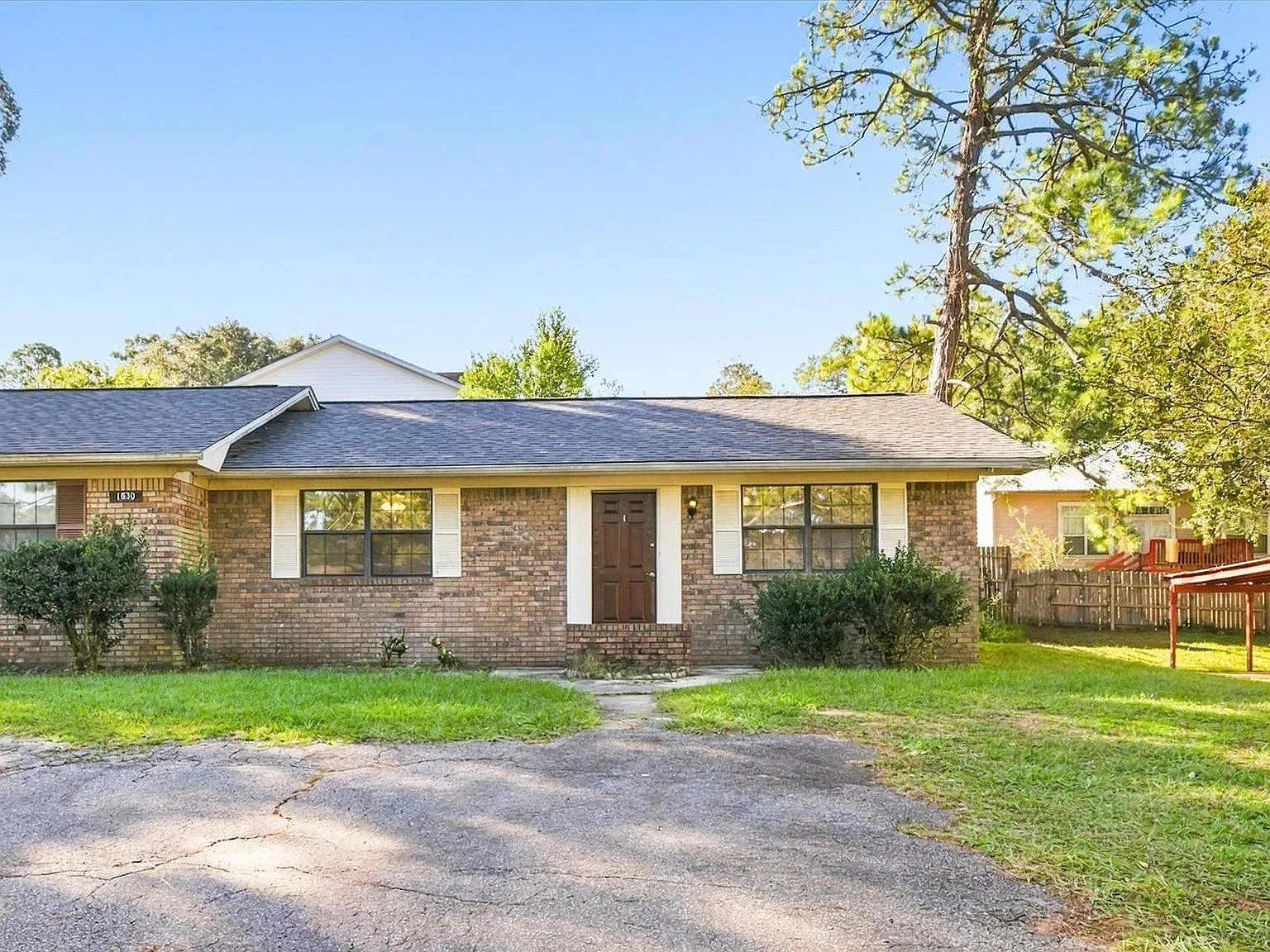 2 bed, 1.0 bath, 884 sqft, $1,250 — Photo 2