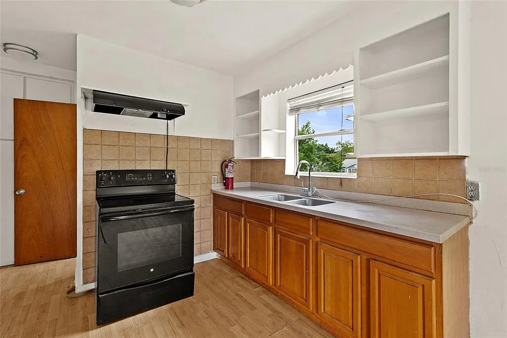 3 bed, 1.0 bath, 2309 sqft, $2,100 — Photo 4