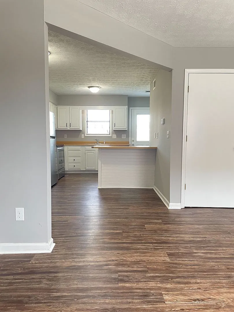 425 Garden City Dr. — Photo 3