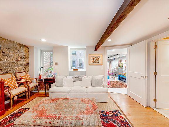 5th image of 305 W 21st St