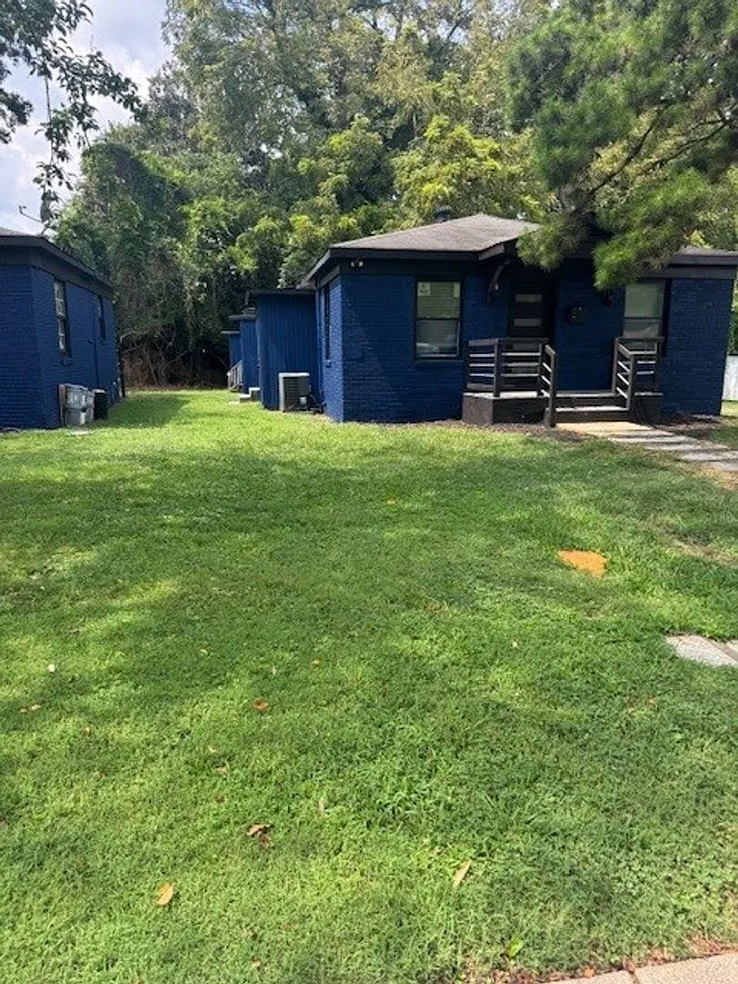 Two Bedroom 1 Bathroom-Fully renovated — Photo 1