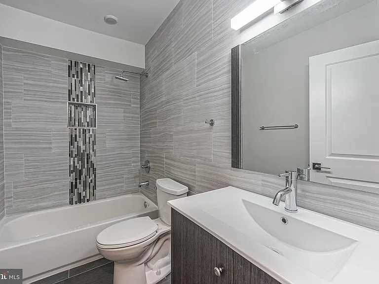 1070 N Front St #A — Photo 13