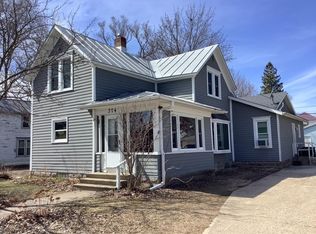 324 5th St, Waupaca, WI 54981