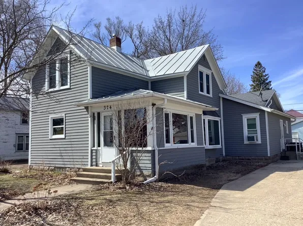 324 5th St, Waupaca, WI 54981