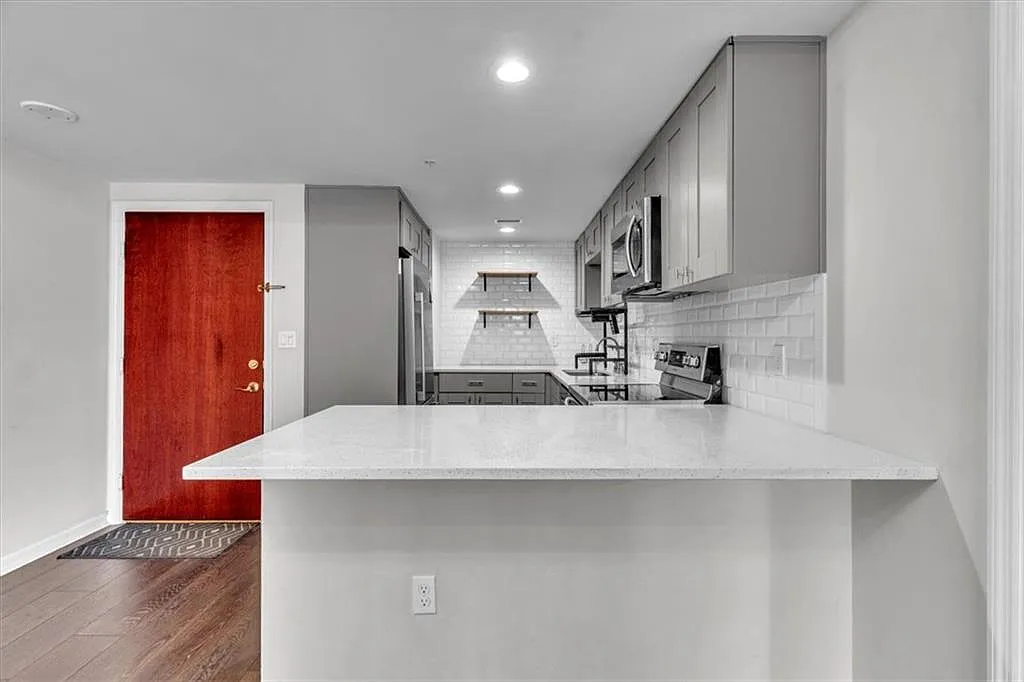 2 bed, 2.0 bath, 919 sqft, $2,650 — Photo 2