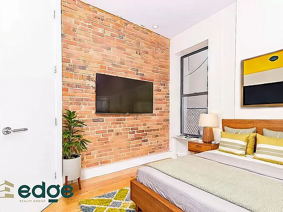 5th image of 1418 Putnam Ave APT 2R